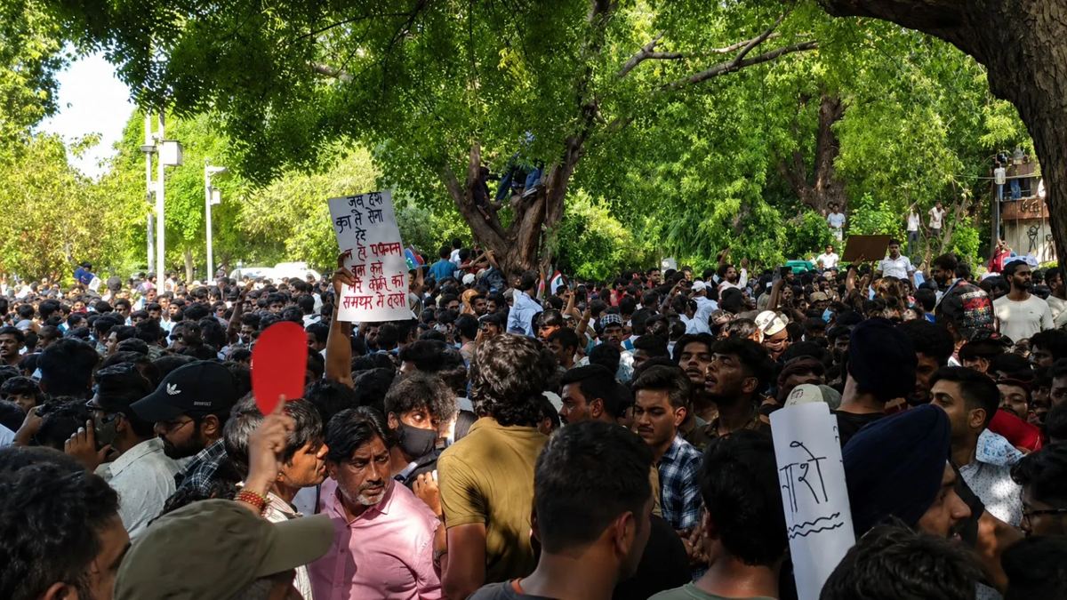 Massive crowd at Jantar Mantar under the trees