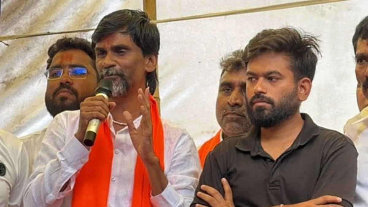 Organizer speaking into a mic at the dharna