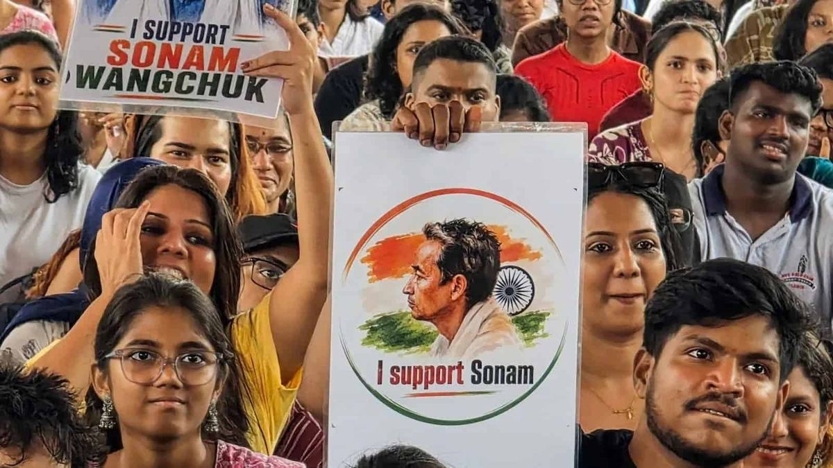 Crowd holding I Support Sonam Wangchuk placards
